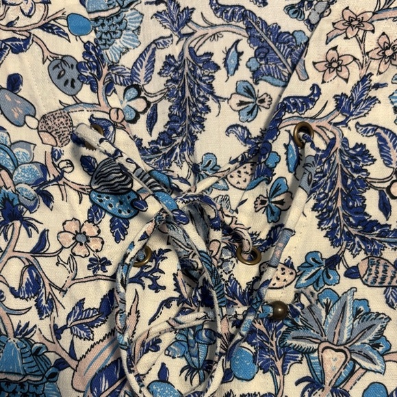 Knox Rose Blue and White Floral Short Sleeve Blouse - Picture 2 of 3